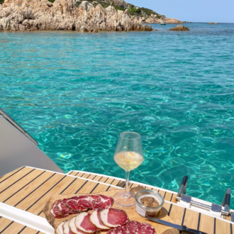 corse-croisiere-neomare-voyages-ajaccio-catamaran-experiences-charcuterie-vin